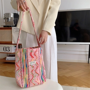 Sac fourre-tout en tricot à rayures arc-en-ciel avec base rose et motif de vagues
