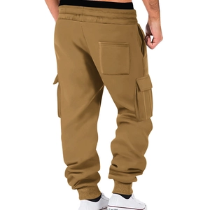 Detailansicht der khakifarbenen Cargohose mit Seitentaschen und elastischen Bündchen