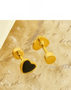 Détail de boucles d'oreilles cœur avec émail noir et fermoir à vis de sécurité
