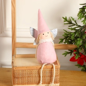 Mignonne poupée ange en peluche rose avec ailes argentées assise sur panier tressé