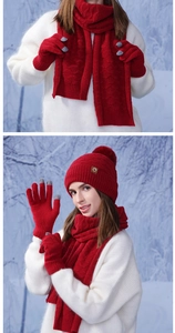 Détail de l'ensemble d'hiver en tricot rouge avec bonnet à pompon, écharpe et gants