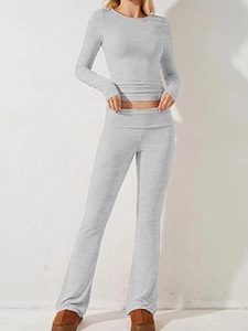 Dettaglio del set in maglia grigia con maglia a maniche lunghe e pantaloni a zampa