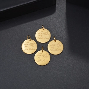 Quatre pendentifs soleil en acier inoxydable doré gravés you are my sunshine