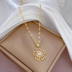 Collier en acier titane avec zircon blanc sur boîte à bijoux et fond en soie blanche