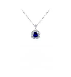 Dettaglio della collana in argento S925 con ciondolo zaffiro blu taglio cushion e bordo halo