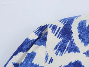 Makroaufnahme von blau-weißem Batik-Stoff mit erstklassigen Schulternaht-Details am Kleid