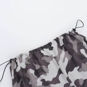 Dettaglio della vita dei pantaloni cargo mimetici con coulisse nera regolabile