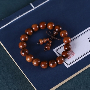 Détail du bracelet en bois de Dalbergia bariensis avec un pendentif calebasse