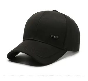 Détail d'une casquette de baseball noire montrant le bord renforcé et le logo métallique