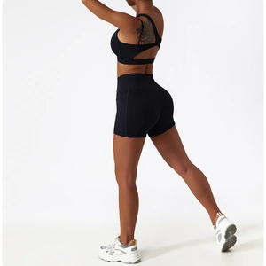 Vue détaillée arrière du soutien-gorge de sport noir et du short de cycliste sans couture
