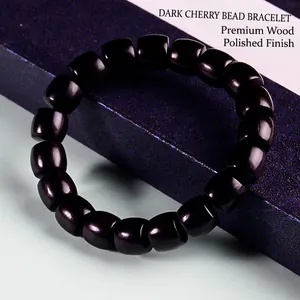 Vue macro d'un bracelet en bois de santal vert poli avec une finition miroir brillante