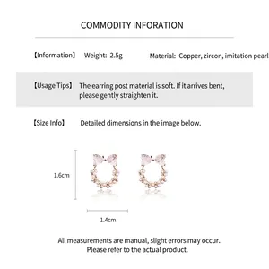 Détail des boucles d'oreilles nœud avec zircons et perles montrant la taille de 1,6 cm
