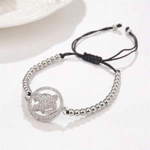 Détail du bracelet tête de tigre ajustable avec zircone cubique sur cordon tressé