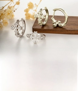 Détail de boucles d'oreilles croix or café avec diamètre intérieur 11mm et tige 0.8mm