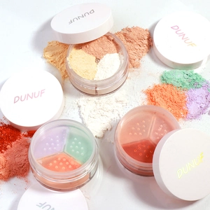 Vue macro détaillée des poudres libres DUNUF 3 couleurs dans un décor blanc et épuré