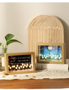 Dettaglio della cornice luce notturna tulipano DIY con fiori luminosi e legno naturale