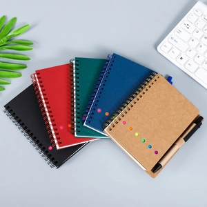 Set mit fünf Spiral-Notizbüchern aus Kraftpapier in verschiedenen Farben und Stiften