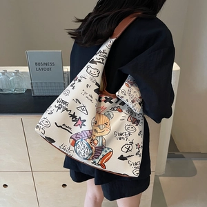 Grand sac cabas blanc à graffitis avec bandoulière marron et pochette assortie tendance