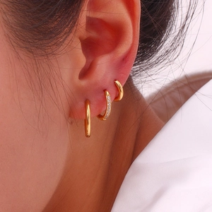 Lot de trois créoles en acier inoxydable doré avec zircons micro-pave sur mannequin