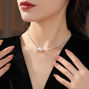 Französische Vintage-Perlenkette mit Zirkon-Akzenten an einem Modell mit V-Ausschnitt