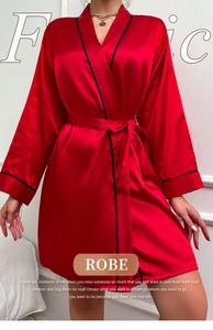 Détail d'un peignoir en satin rouge avec liseré noir et ceinture à nouer fine