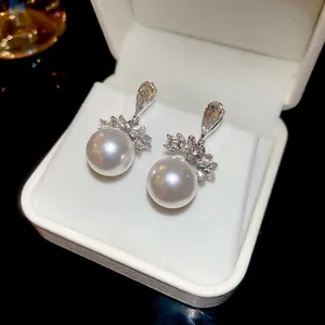 Boucles d'oreilles perles en argent avec incrustation florale de zircons brillants