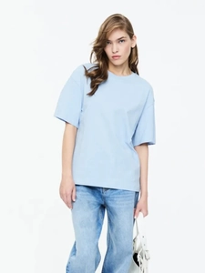 Dettaglio della maglietta oversize azzurra in cotone pesante con finitura lavata vintage