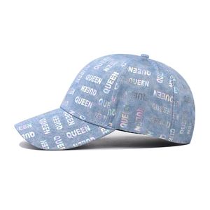 Berretto da baseball in denim azzurro con scritta QUEEN olografica e visiera curva