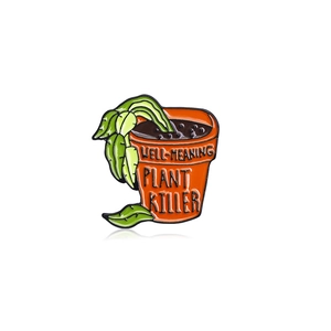Pin's en émail Well-meaning Plant Killer avec une plante fanée dans un pot en terre