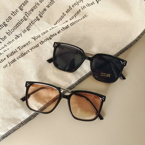 Detail of square children's sunglasses with metal bridge and UV400 CE certified lenses