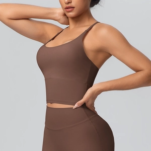 Gros plan d'un soutien-gorge de sport marron et d'un legging taille haute sur mannequin