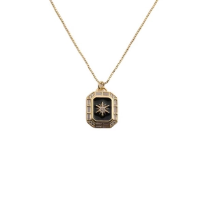 Collier lune plaqué or avec pendentif rectangulaire étoile sur fond blanc