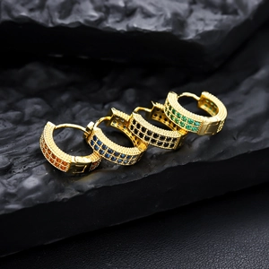 Boucles d'oreilles hip hop dorées avec zircons orange bleu noir et vert sertis