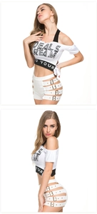 Detail von weißem Off-Shoulder-Top und Hotpants mit Cut-outs und Metall-Schnallen-Dekor