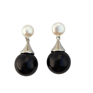 Elegant French vintage earrings featuring white freshwater pearls and black beads