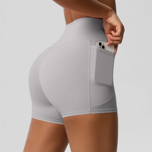 Détail d'un short de yoga taille haute avec poche latérale pratique pour téléphone