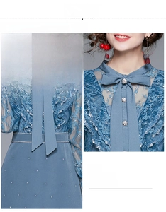 Détails de robe en dentelle bleue avec paillettes scintillantes et nœud en strass