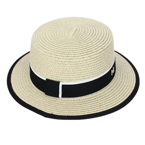 Chapeau canotier en paille avec ruban noir et lettre M dorée pour protection solaire