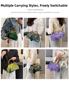 Details chinesischer Sticktaschen mit Bambusgriffen und eleganten Quasten in vier Farben