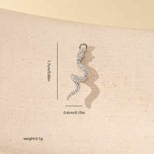 Détail du pendentif serpent argenté serti de zircone avec mesures de taille