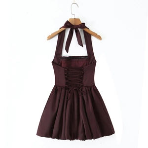 Détail du dos de la robe licou bordeaux avec nœud en satin et corsage plissé élastique