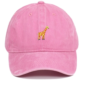 Nahaufnahme der rosa Baseballkappe aus Baumwolle mit Giraffenstickerei und Retro-Textur
