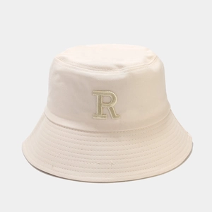 Détail du chapeau bob beige avec broderie R en relief et bords surpiqués