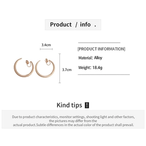 Detail view of geometric round clip-on earrings with size 3.4cm x 3.7cm and alloy material