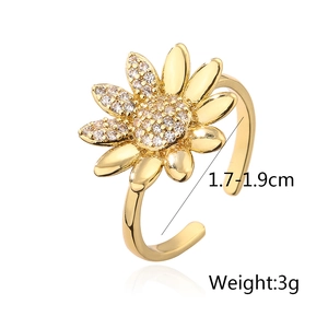 Macro shot of 18K gold sunflower ring with zircon paving, 1.7-1.9cm adjustable size