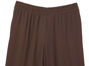 Détail d'un pantalon large marron foncé à taille haute avec une ceinture élastique