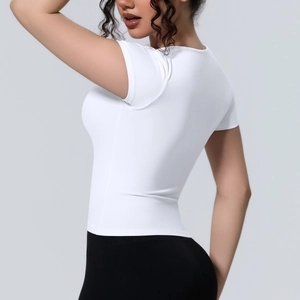 T-shirt de yoga blanc cintré montrant le tissu respirant et les coutures ergonomiques