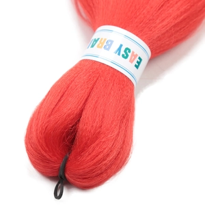 Extension de cheveux tressés rouge vif de 26 pouces, texture lisse sur fond blanc