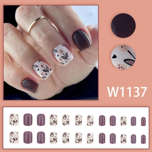 Faux ongles courts carrés violets avec motifs fleurs cœurs et finition mate
