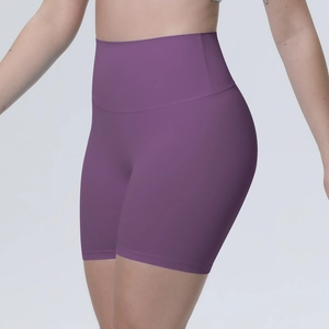 Vue détaillée du short de yoga taille haute violet foncé avec des coutures sans couture